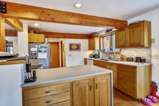 Lakewood Lodge - 4BR, 2BA Ski Home - Private Hot Tub, Wood Fire, Kent Pond & EV Charger - 4