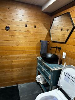 Beamsville Modern Rustic Suites - 8