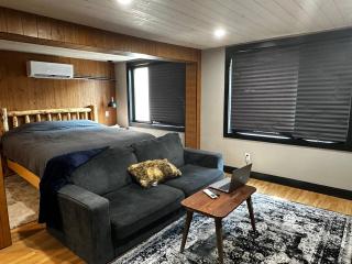 Beamsville Modern Rustic Suites - 4
