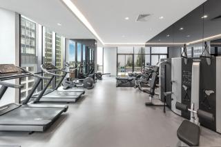 High-Rise CBD Apt L50 Luxe City Views and Free Parking - 1