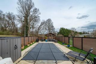 Cabin Retreat with Pool in Bristol - 7