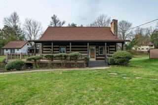 Cabin Retreat with Pool in Bristol - 3