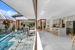 Belle Escapes Sunset Boulevard - 6