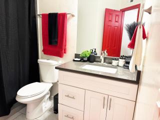 Luxury Lovers Escape Hot Tub & Fantasy Suite - 6