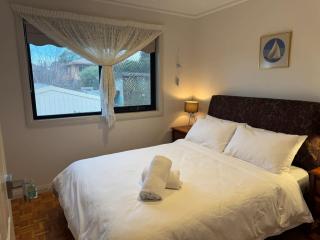 Charming Bay-View home - 6