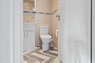 6 Beds, 3 Baths, Harrow, Wembley, London 20mins Train to Wembley Stadium, London Marylebone - 8