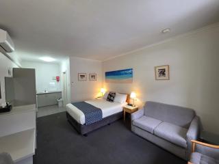 Hi 5 Glenelg Studio Apartment - 9