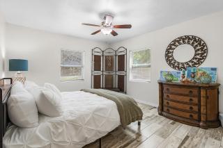 Karen's Sea-Foam Oasis - 5