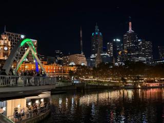 Central Location with Rooftop Pool - Melbourne - 5