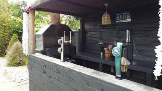 Farmhouse Retreat with Hot Tub, Pool, Horses, Games Room, Free Car Park, Only 45 min from Oxford Circus - 1