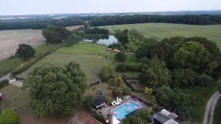 Farmhouse Retreat with Hot Tub, Pool, Horses, Games Room, Free Car Park, Only 45 min from Oxford Circus - 2