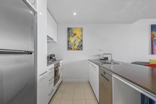 Docklands Waterfront Elegance with Cityscape Views - 2