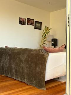 Soulful Collingwood Skyline Apartment - 7