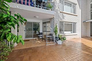Sunny Coastal Escape-In the heart of Broadbeach - 2