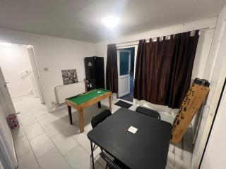 3 Beds, 2 Baths, Northampton, Free Parking, 50mins Train to London Euston - 7