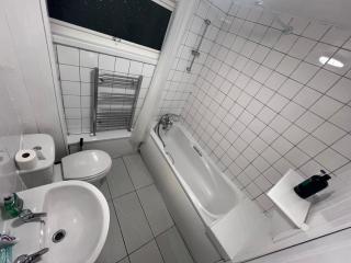 3 Beds, 2 Baths, Northampton, Free Parking, 50mins Train to London Euston - 6