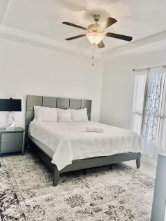 Luxe 3BR & 2BA Condo Near Airport & Shopping Mall - 4