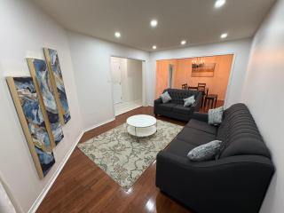 4 Bedroom Spacious Retreat near Key Attractions - 6