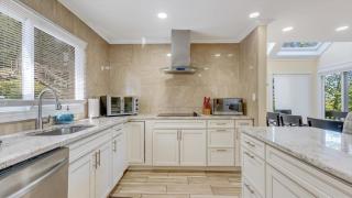 Cozy Modern Camelback House - 5