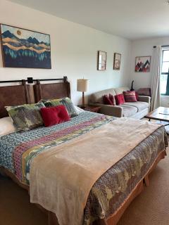 Cozy Studio Resort Stay Mountain Creek Pool Hiking - 9