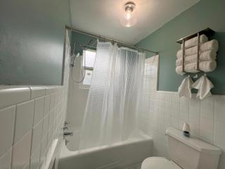 Private Guest Room 5 Min and less from FAMU, FSU, Downtown- TheDollHouse - 3