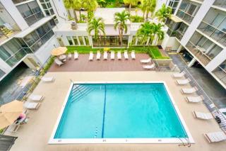Modern 2 bedroom condo with heated pool, free parking spot at a 5 minute walk to the beach! - 5