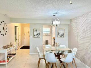 Modern 2 bedroom condo with heated pool, free parking spot at a 5 minute walk to the beach! - 7