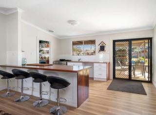 1915 cottage renovated and ready - 0