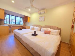 NEW! Petaling Jaya SS2 Landed Home for up to 16 Pax with 5bedroom 4Bath - 5