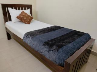 Cosy Homestay Behind Airport, close to DLF & RMZ IT park, MIOT and SRM Hospitals, Trade Center - 9