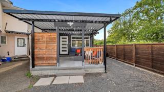 Garden suite middle of Victoria close to highways - Victoria - 1