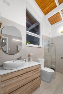 Captivating Vista Retreat Exquisite Holiday Haven - 2