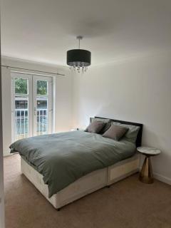 Delightful Riverview Flat With Parking - Peterborough - 1