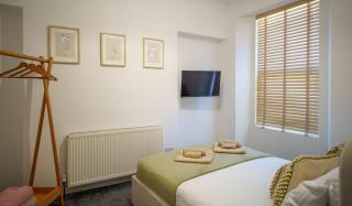 Modern 1 Bedroom Apartment - The Den - Plymouth - 3