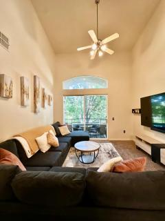 2BD 2BA with spacious Loft Suite and 3rd bed Near Downtown and Hospitals - 3
