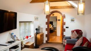 Modern 1-Bed Hideaway Heart of Holt - 8