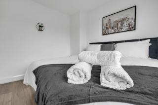7 Beds, 4 Bedrooms, Parking, Close to Station - Parkside - 8