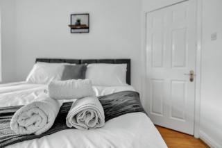 7 Beds, 4 Bedrooms, Parking, Close to Station - Parkside - 6