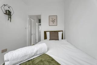 7 Beds, 4 Bedrooms, Parking, Close to Station - Parkside - 4