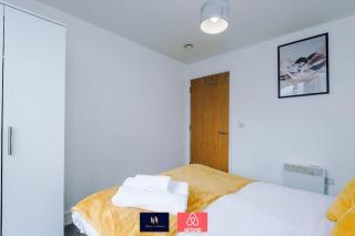 2 Bedroom Penthouse With Balcony By Host A Home - 4