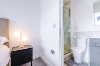 Modern 2 Bed Apartment With Balcony By Host A Home - 6
