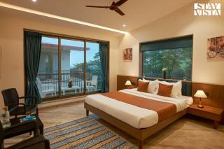 StayVista at Mount Willow with Mountain views, AC, Lawn - 4