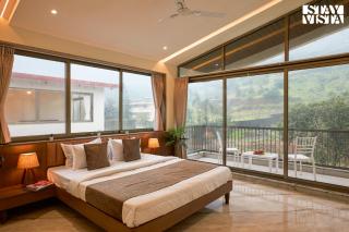 StayVista at Mount Willow with Mountain views, AC, Lawn - 1