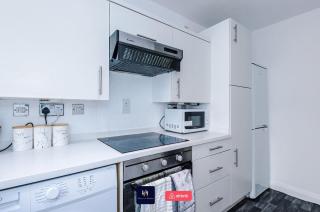 Comfy 1BR in Salford, Kitchen, WiFi and Parking - 6
