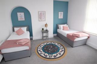 4BR House Sleeps 13 Private Drive With Parking Near NEC & Airport - 4
