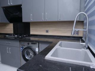 Luxury House - Sleeps 8 & Free Parking - 9