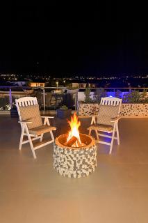 Modern Penthouse Overlooking Pool - 4