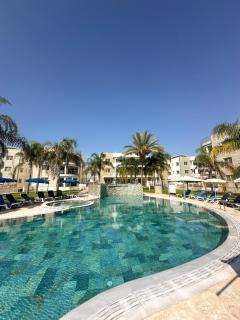 Modern Penthouse Overlooking Pool - 9
