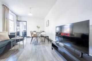 Central 5-Bedroom Retreat with Garden and Multiple Parking Spaces - 0