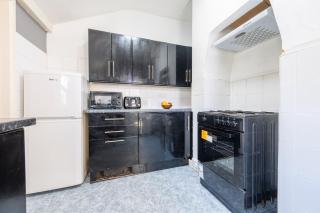 Central 5-Bedroom Retreat with Garden and Multiple Parking Spaces - Cardiff - 8
